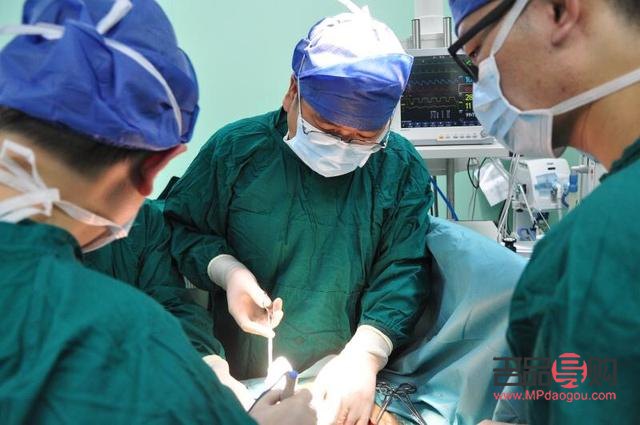 甲亢突眼能做手術(shù)嗎(甲亢突眼能做手術(shù)嗎?)