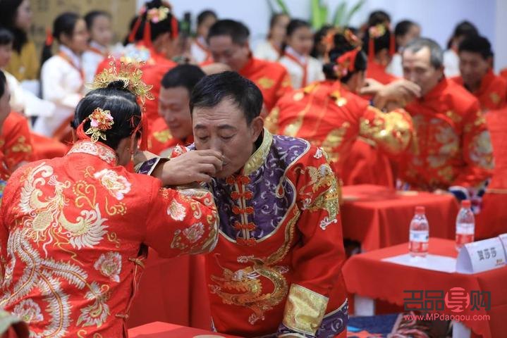 贈禮于新郎，言辭之中傳遞祝福與喜悅