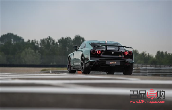 <h3>牛馬身體護(hù)理的重要性及實(shí)踐方法</h3>