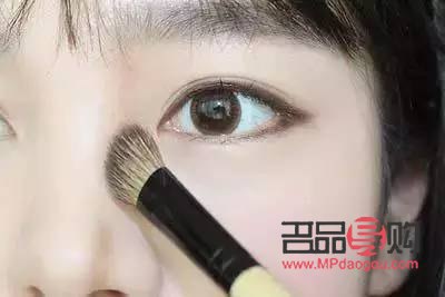 <h3>新月形眼睛女星代表：魅力獨特的影視之花</h3>