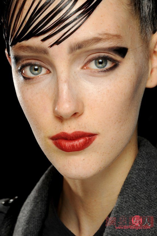 新月形眼睛女星代表：魅力獨特的影視之花