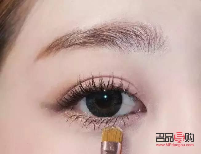 <h3>上眼皮抽脂消腫全攻略：了解恢復(fù)過程，快速告別腫脹困擾</h3>