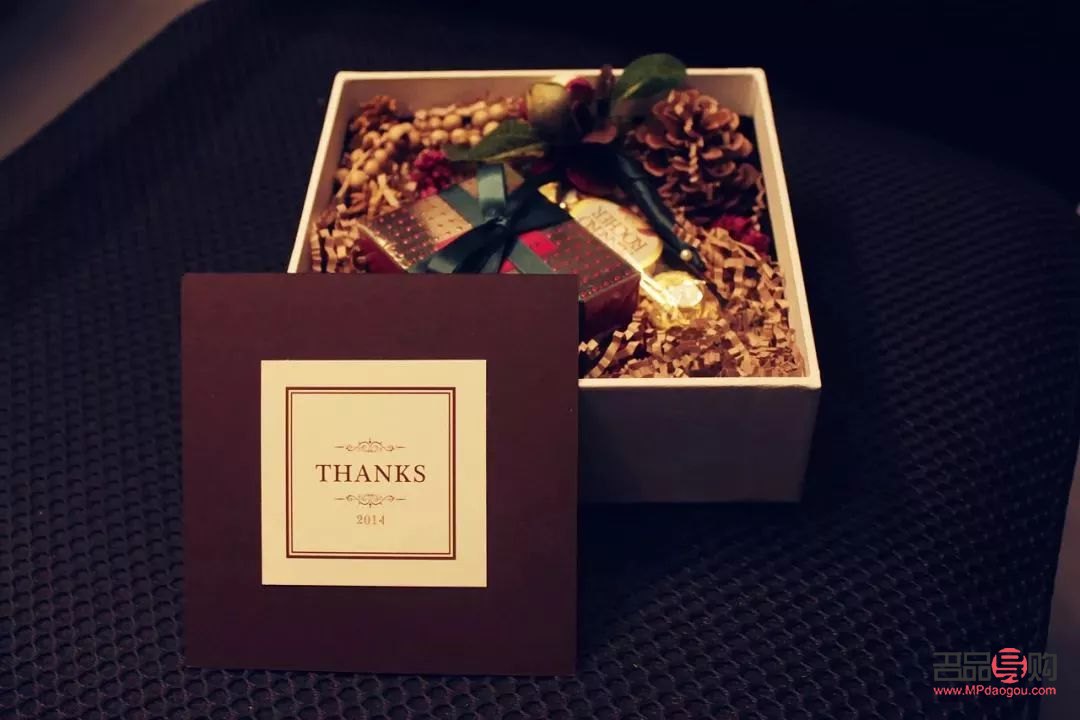 <h3>下樓買什么禮物更合適？精心挑選，傳遞深情</h3>