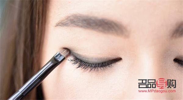 怎么用眼線刷畫眼線的視頻(怎么用眼線刷畫眼線的視頻教程)