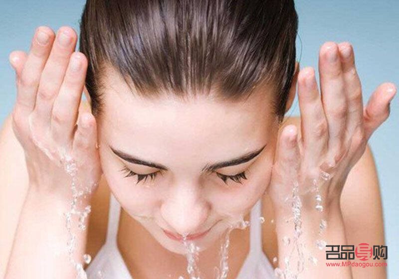 在美容院怎么洗臉(在美容院怎么洗臉呢)