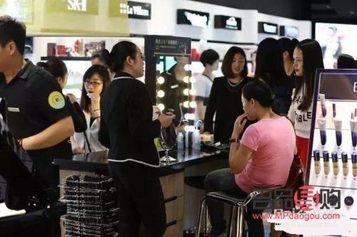 店鋪怎么推銷(xiāo)彩妝(店鋪怎么推銷(xiāo)彩妝呢)