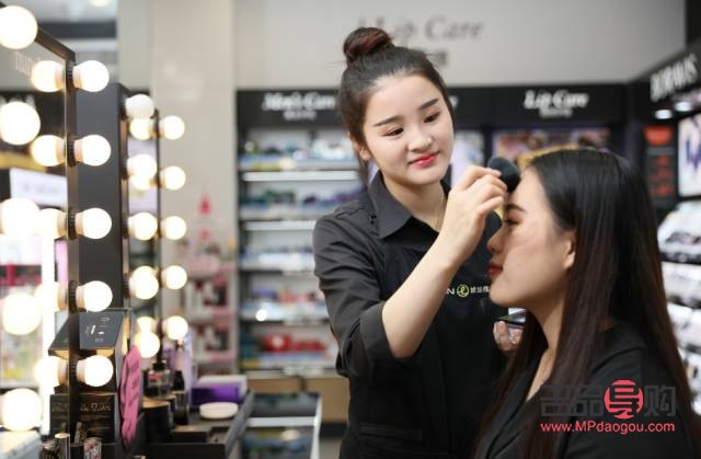 彩妝柜姐養(yǎng)成記：步入彩妝世界的專業(yè)之旅