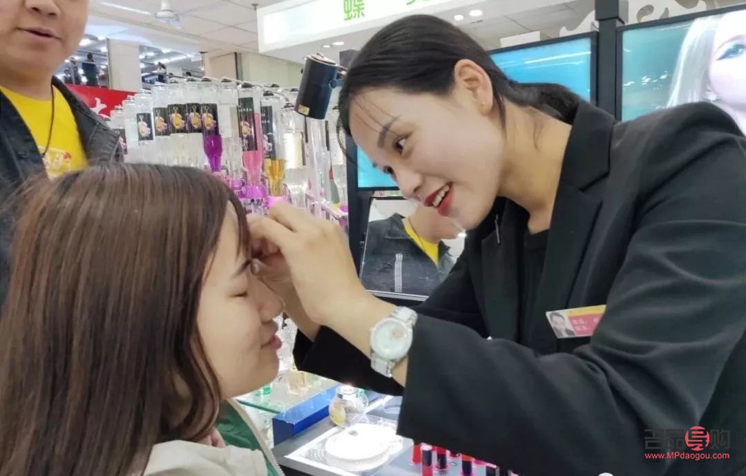 彩妝柜姐養(yǎng)成記：步入彩妝世界的專業(yè)之旅