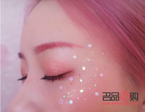 彩妝亮片怎么化(彩妝亮片怎么化好看)