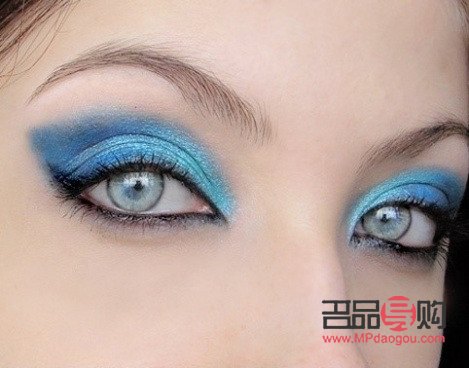 <h3>化妝教程：打造神秘藍色眼妝，讓你瞬間擁有迷人藍眸</h3>