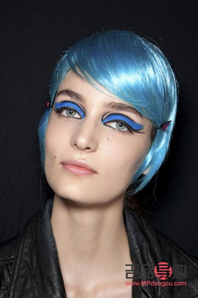 化妝教程：打造神秘藍(lán)色眼妝，讓你瞬間擁有迷人藍(lán)眸