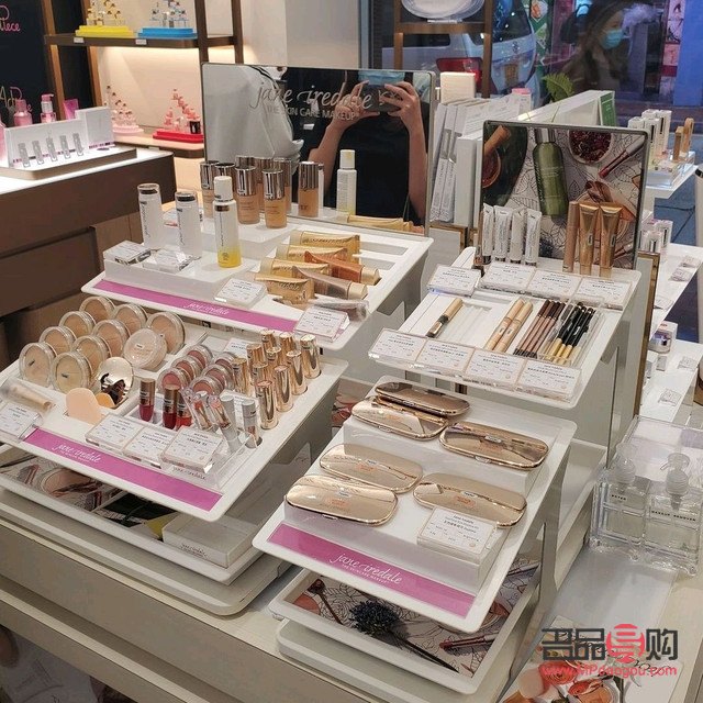 <h3>彩妝攤位擺設(shè)藝術(shù)</h3>
