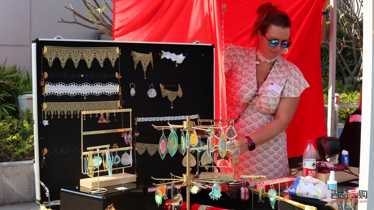 <h3>彩妝攤位擺設(shè)藝術(shù)</h3>