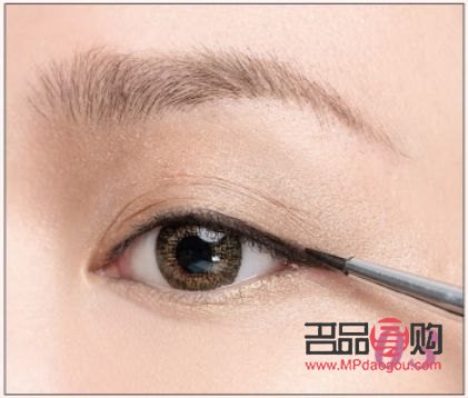眼線畫法大揭秘：輕松掌握畫眼線的技巧
