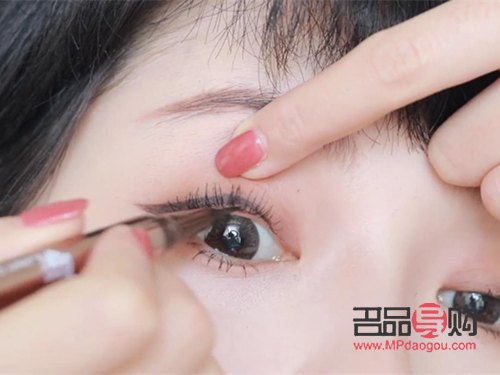 COS男妝眼線教程：打造深邃眼神的秘密武器