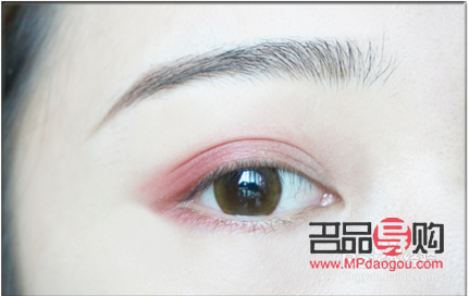 眼妝的必備化妝技巧(眼妝的必備化妝技巧是什么)