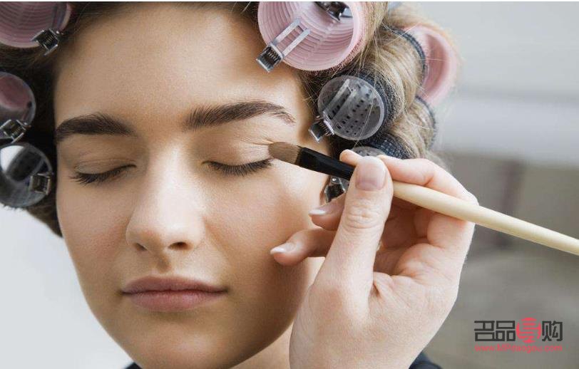 如何簡(jiǎn)單上彩妝(如何簡(jiǎn)單上彩妝視頻)