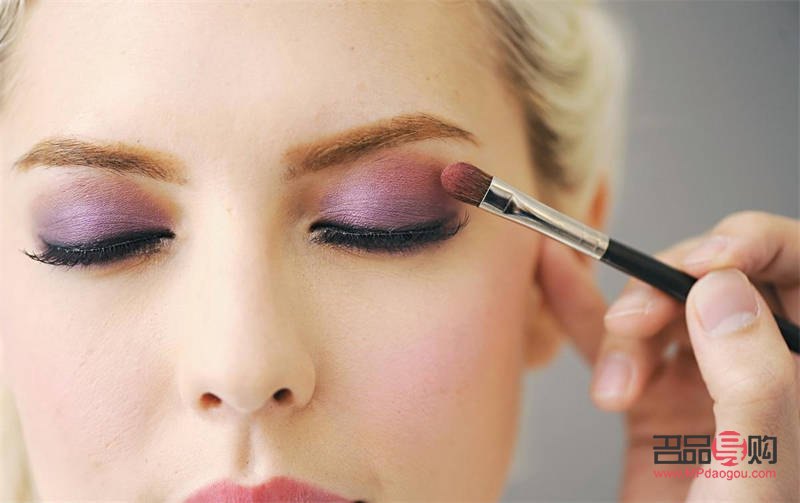 如何簡單上彩妝(如何簡單上彩妝視頻)