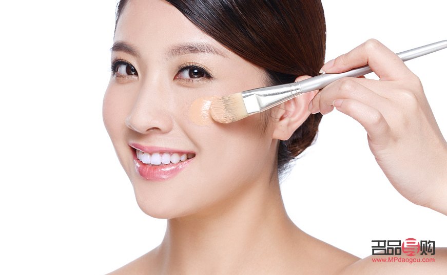 <h3>彩妝底妝技巧大揭秘：打造完美無瑕妝容</h3>