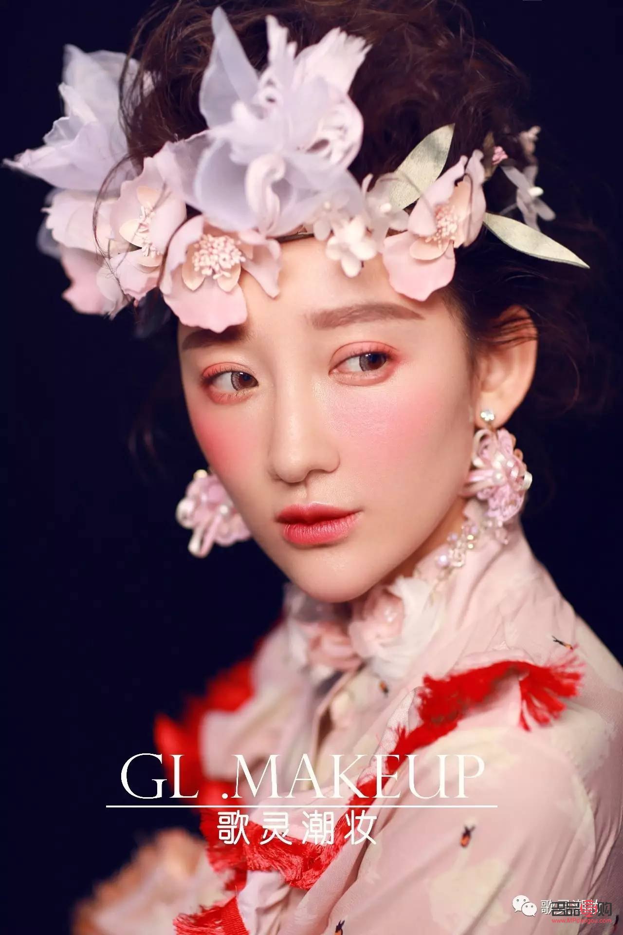 詩歌和彩妝怎么配(詩歌和彩妝怎么配的)