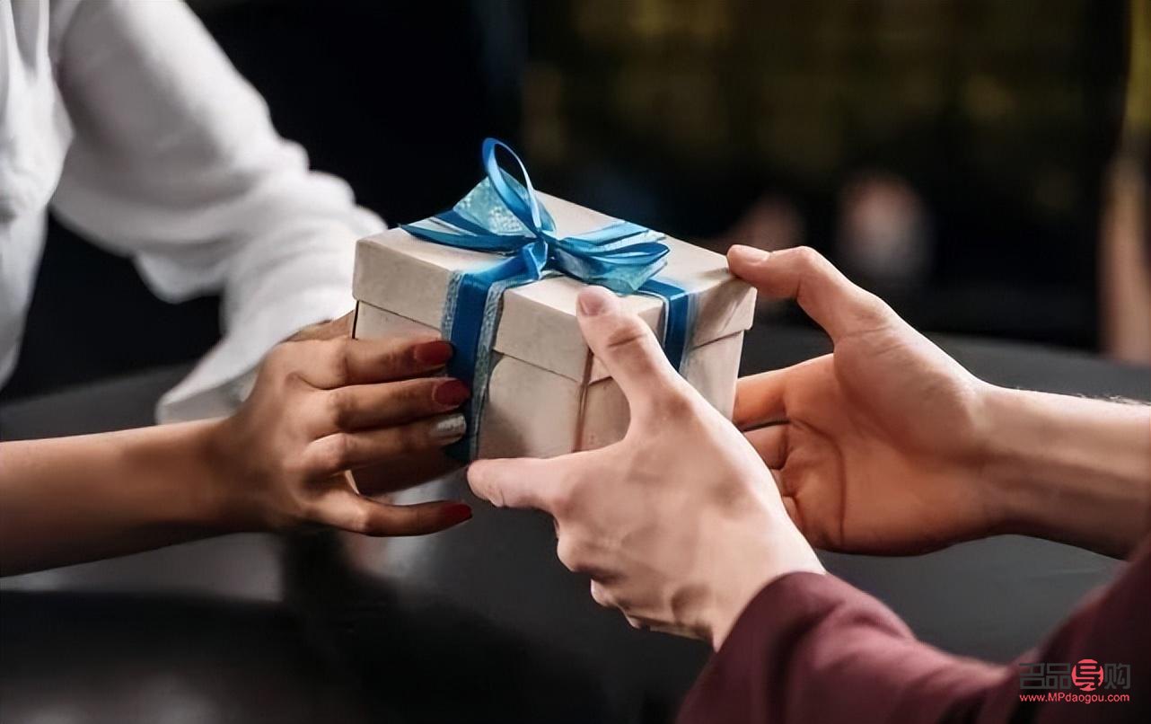 禮物的力量：為何我們應(yīng)該給下級送禮物？