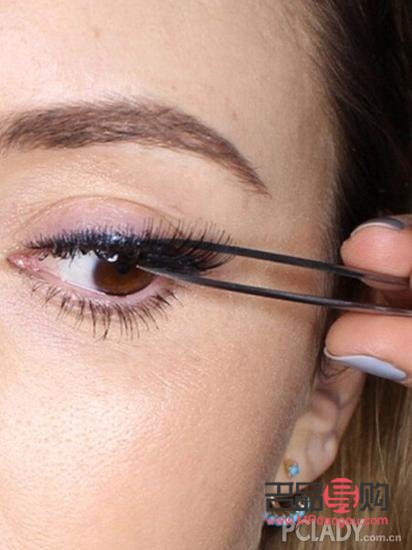 假眼睫毛的貼法大揭秘：輕松打造迷人電眼