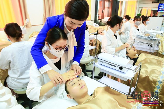 美容學(xué)員怎么樣(美容學(xué)員怎么樣才能賺錢)