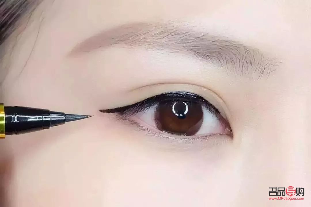 <h3>濃妝眼妝畫法指南——打造迷人電眼女神</h3>