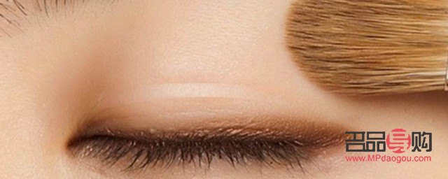 雙眼皮膠水在眼妝前還是眼妝后(雙眼皮膠水在眼妝前還是眼妝后用)