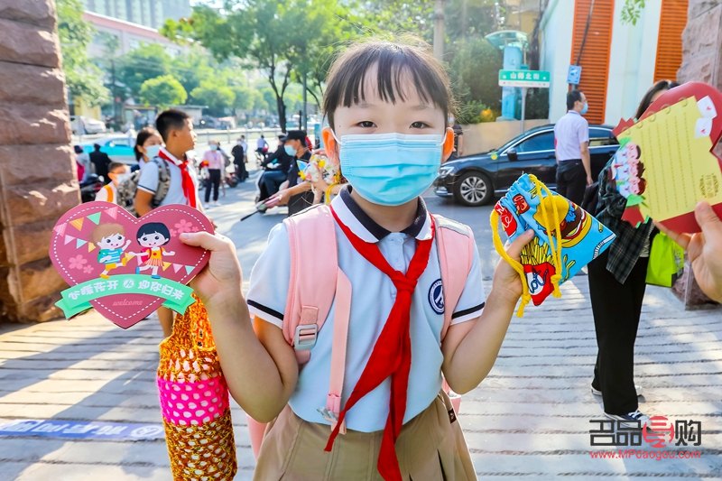 去小學(xué)門(mén)口買(mǎi)什么禮物(去小學(xué)門(mén)口買(mǎi)什么禮物比較好)