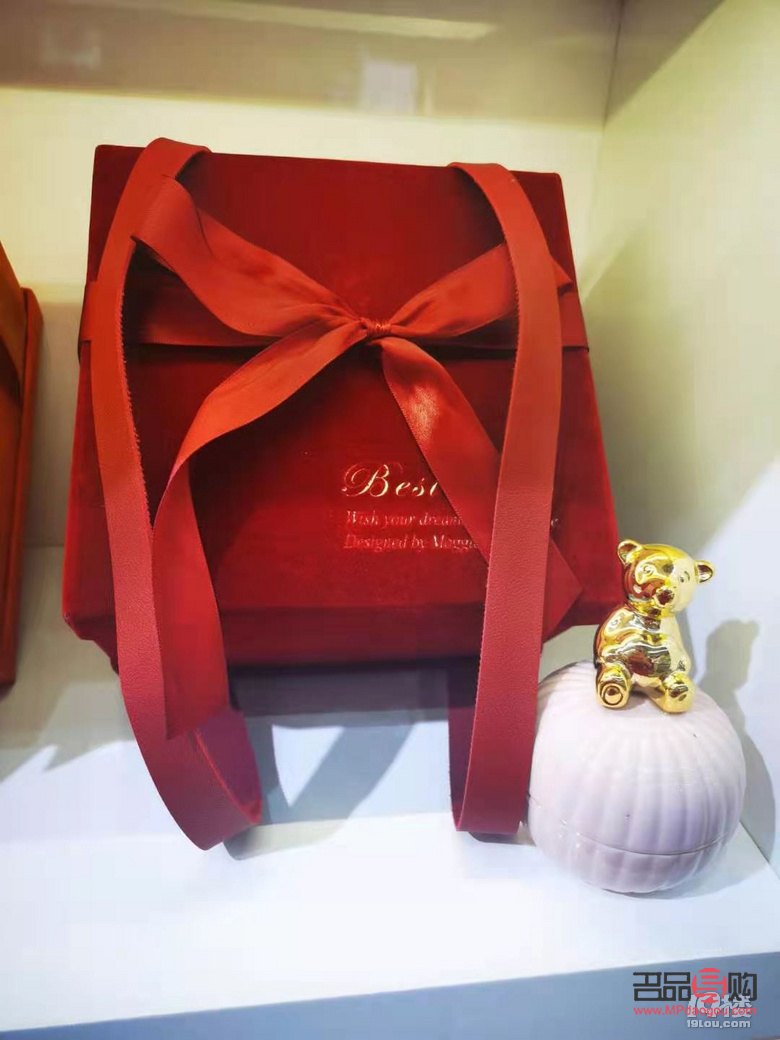 <h3>結(jié)婚領(lǐng)證用什么禮物？精心挑選，讓愛(ài)更甜蜜</h3>