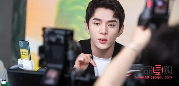 <h3>彩妝反思：探索、實踐與成長</h3>