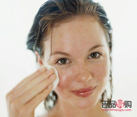 如何洗去彩妝(如何洗去彩妝的污漬)