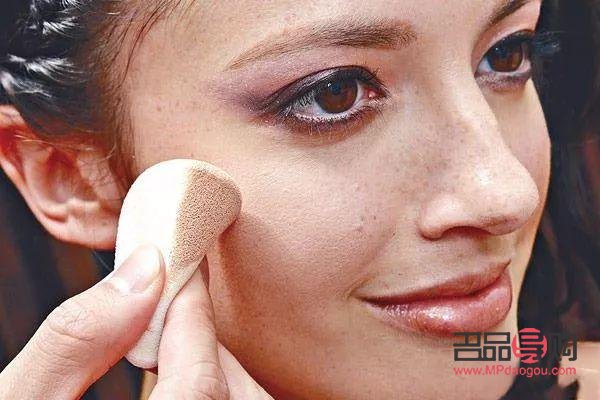 如何洗去彩妝(如何洗去彩妝的污漬)