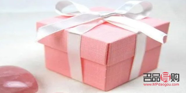 怎么拿彩紙包裝禮物(怎么拿彩紙包裝禮物視頻)