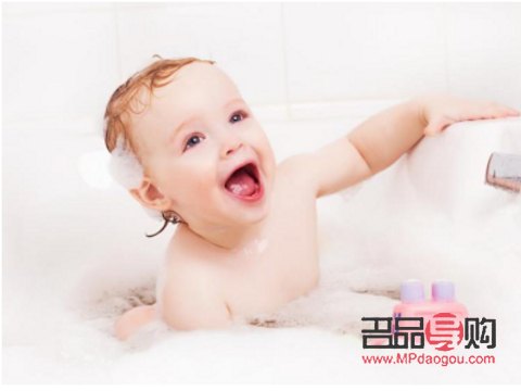 寶寶洗澡：呵護(hù)嬌嫩肌膚，全面護(hù)理身體