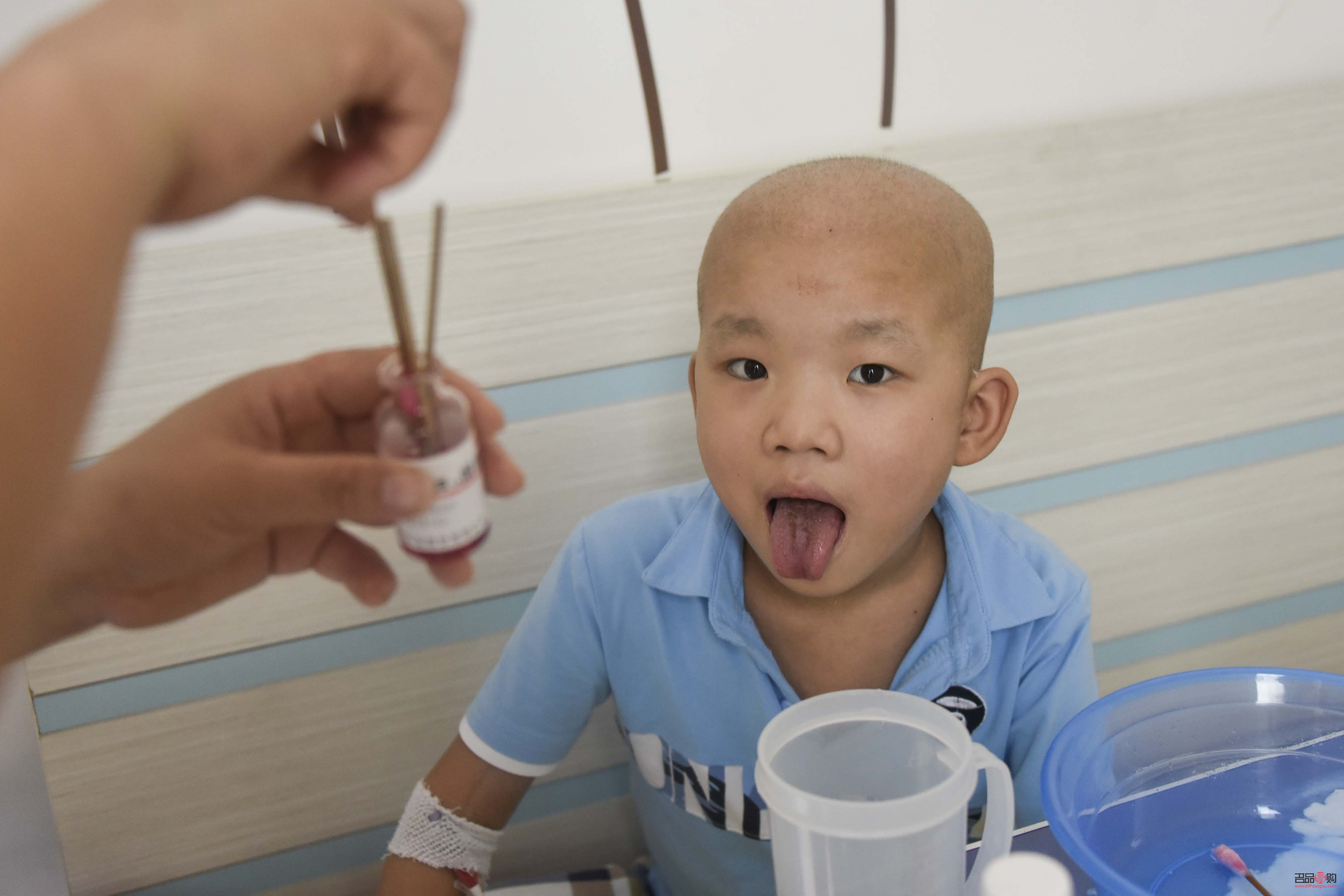 眼睛被打了一下看不清楚怎么回事(眼睛被打了一下看不清楚怎么回事兒)