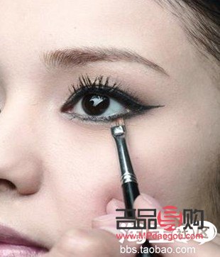 <h3>歐式眼妝教程：打造迷人電眼的秘訣</h3>