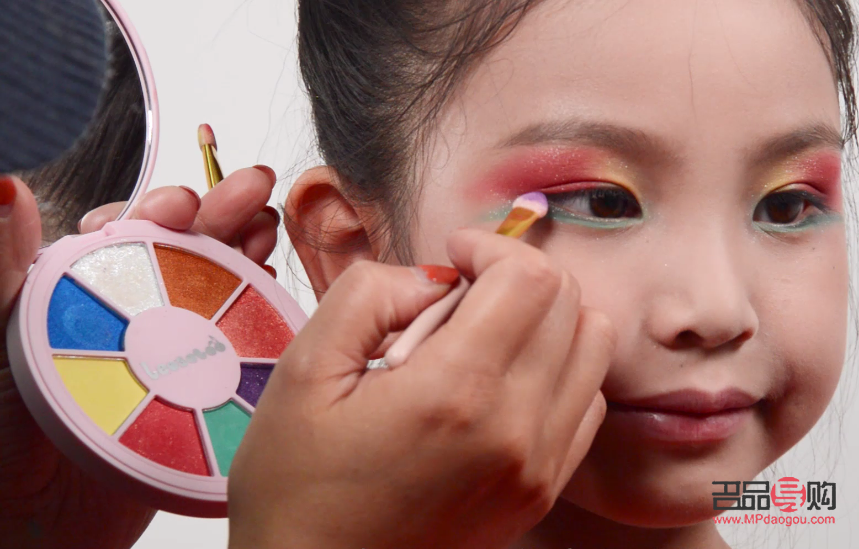 兒童眼影怎么做簡(jiǎn)單的(兒童眼影怎么做簡(jiǎn)單的畫(huà))