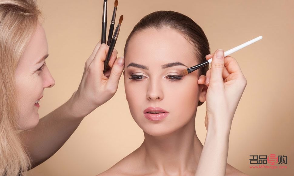 怎么鑒別彩妝真?zhèn)?怎么鑒別彩妝真?zhèn)我曨l)