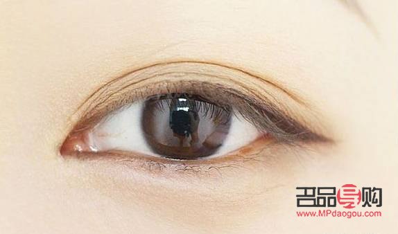 <h3>眼線(xiàn)液畫(huà)眼線(xiàn)教程：打造魅力電眼的秘密武器</h3>