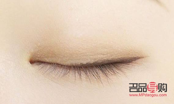 眼線液畫眼線教程：打造魅力電眼的秘密武器