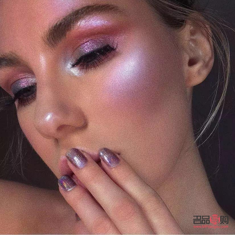 <h3>彩妝繪制極光之秘：掌握技巧，閃耀光彩照人</h3>