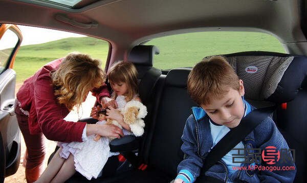<h3>車上送禮物給孩子，溫馨之舉還是安全隱患？</h3>