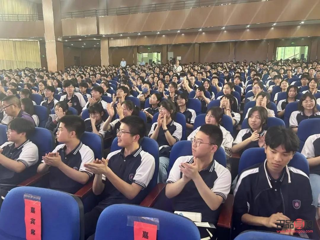 畢業(yè)典禮送什么禮物好(兒子畢業(yè)典禮送什么禮物好)