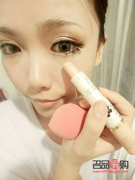 如何給男生化彩妝(如何給男生化彩妝教程)