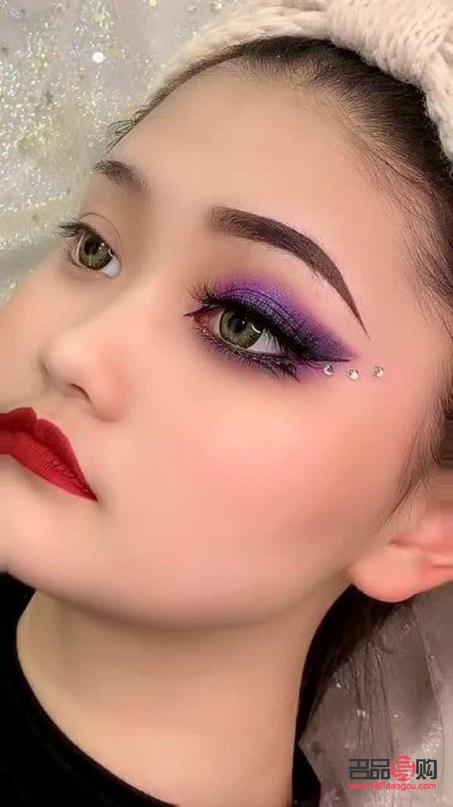 <h3>兒童舞臺(tái)妝眼妝花樣圖</h3>