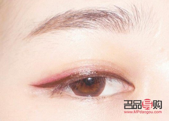 <h3>眼影大地色：自然之美，詮釋深邃眼眸</h3>