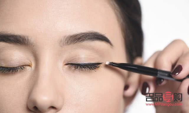 先畫眼線還是先畫眼影(先畫眼線還是先畫眼影?)