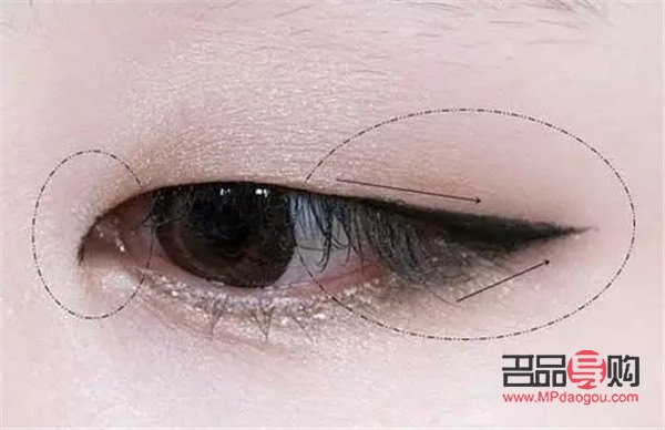 <h3>單眼皮女生如何畫眼妝？初學(xué)者必看的眼妝教程</h3>